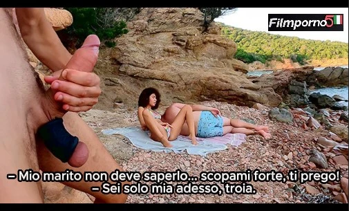 Weekend di Tradimento Me La Scopo sulla Spiaggia Mentre il Marito Non Guarda