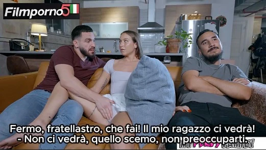 Sorellastra Furba Scopa il Fratellastro Proprio Accanto al Fidanzato